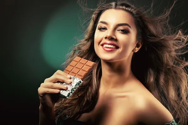 Belleza con barra de chocolate — Foto de Stock