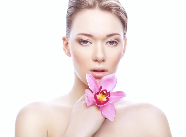 Mulher bonito com pele limpa e flor — Fotografia de Stock