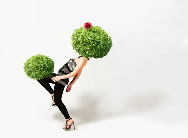 Baumfrau mit rotem Apfel — Stockfoto