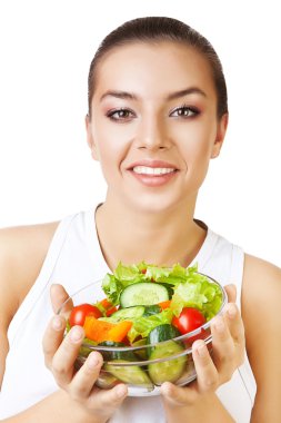 sağlıklı kadın ve ellerinde salata