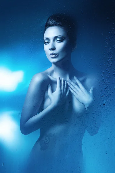 Erotyczne kobieta brunetka ciemny niebieski prysznic — Zdjęcie stockowe