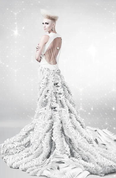 Женщина в длинном белом платье с творческой прической — стоковое фото