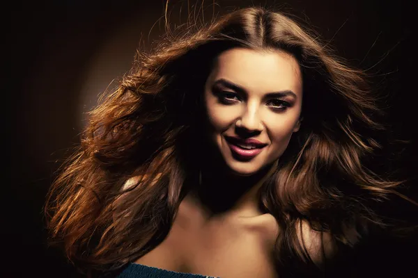 Atraente sorrindo bonito mulher com cabelo comprido — Fotografia de Stock