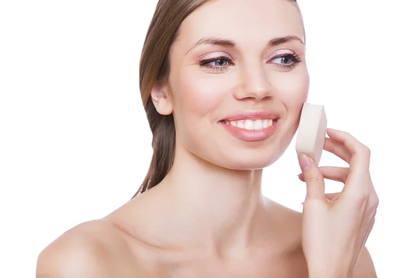 Natural smiling woman with powder sponge — Stock Photo, Image
