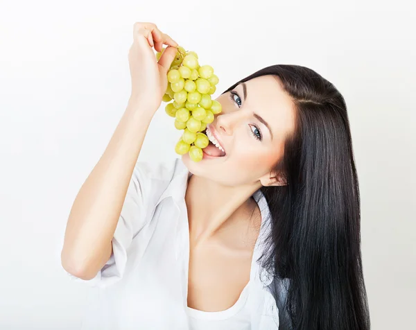 Sexy gelukkig vrouw eten druif — Stockfoto