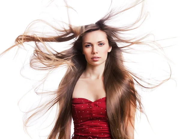 Молодая женщина с длинными динамичными волосами — стоковое фото