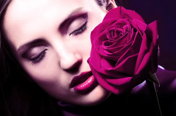 Yakın çekim rose ile güzel bir kadın portresi — Stok fotoğraf