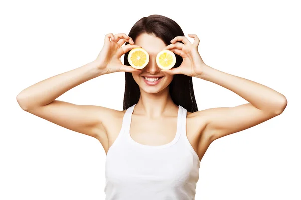 Chica divertida con limones en los ojos — Foto de Stock