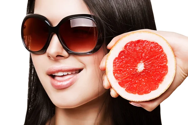 Sexy Frau mit Grapefruit in Sonnenbrille — Stockfoto