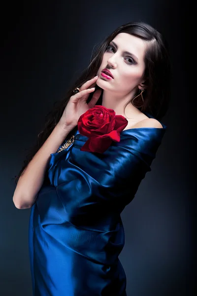 빨간 장미와 함께 블루 직물에 여자 — 스톡 사진