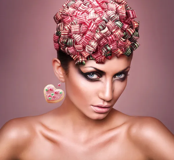 Vrouw met snoepjes in hoofd — Stockfoto