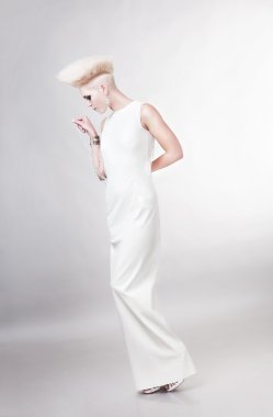 yaratıcı saç modeli ile beyaz elbiseli sarışın güzel kadın