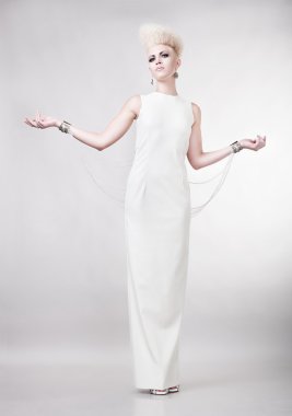 Beyaz elbiseli sarışın muhteşem kadın