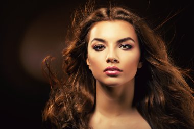 koyu, kıvırcık saçlı güzel kadın