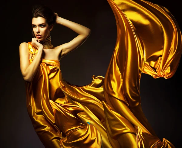 Çekici bir kadın sarı kumaş — Stok fotoğraf