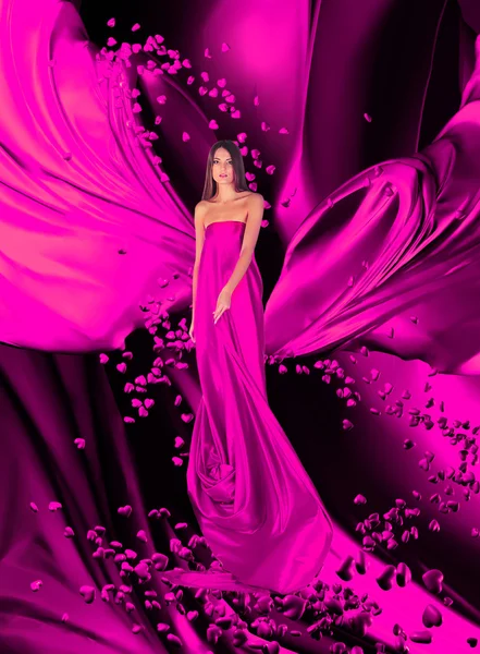Godin van de liefde in lange rode jurk met prachtige lange haren — Stockfoto