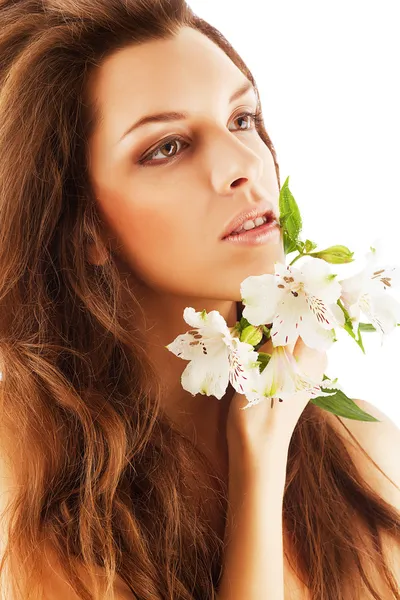 Čistá krásná žena s květinami — Stock fotografie