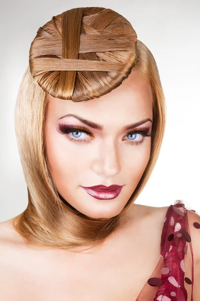 Blond sexy dame met blauwe ogen en haren rond hals — Stockfoto