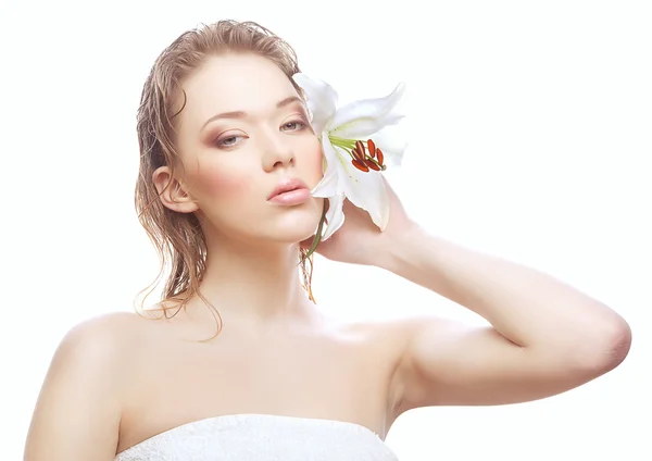Mokré žena v ručníku s bílým květem — Stock fotografie