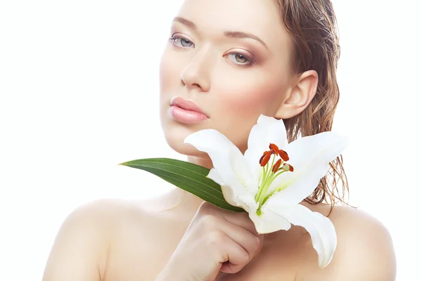 Mokré žena s velkým bílým květem — Stock fotografie