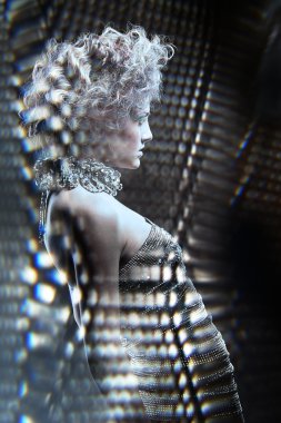 kadında gümüş ışıkları