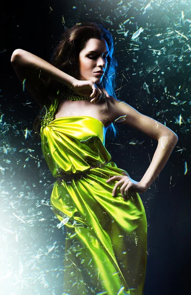 Femme en robe verte — Photo