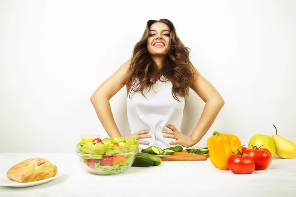 Femme cuisine légumes — Photo