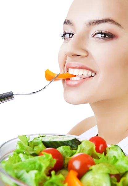 Vrouw die salade eet — Stockfoto