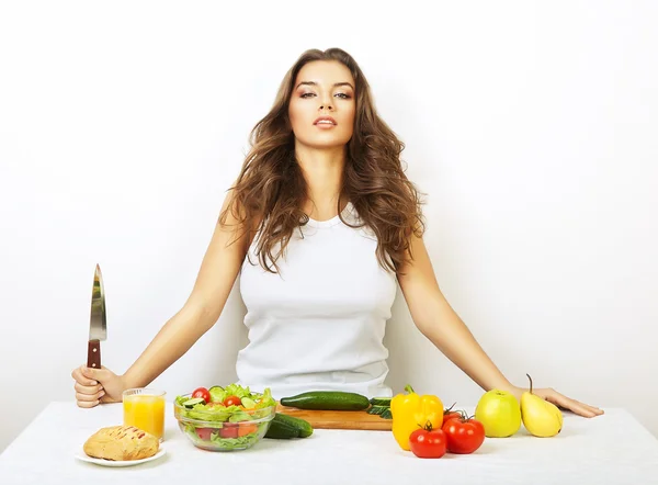 Femme cuisine légumes — Photo