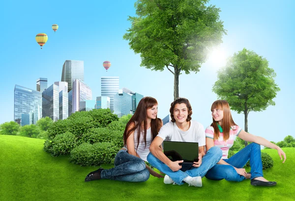 Studenti con laptop — Foto Stock