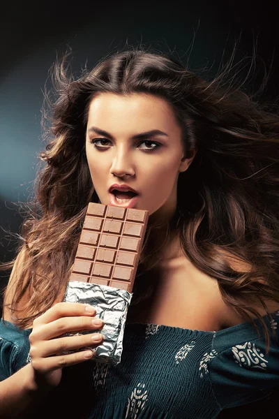 Vrouw en chocolade — Stockfoto