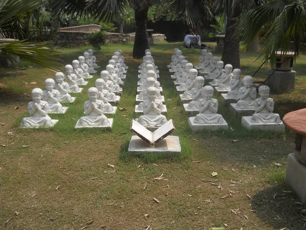 Estatua de oración múltiple de los niños — Foto de Stock