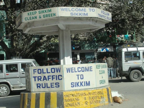 A volte troviamo segnaletica normale, ma in sikkim trovo un diverso tipo di segnaletica di benvenuto che stanno accogliendo il turista in sikkim — Foto Stock