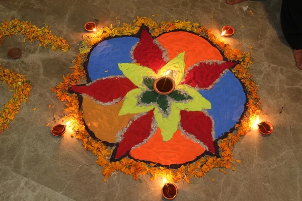 Celebración diwali en la India es una de las mayores celebraciones y hay tantas maneras de celebrarlo. diseño rangoli es uno de ellos. diseñado y coloreado e iluminado por una lámpara de aceite a su alrededor. él —  Fotos de Stock