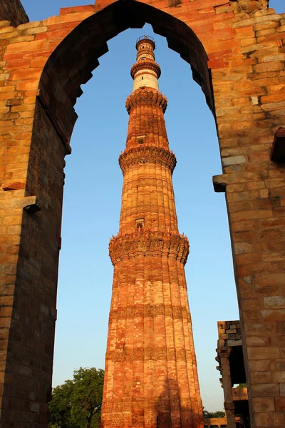Το Qutub minar από πύλη — Φωτογραφία Αρχείου