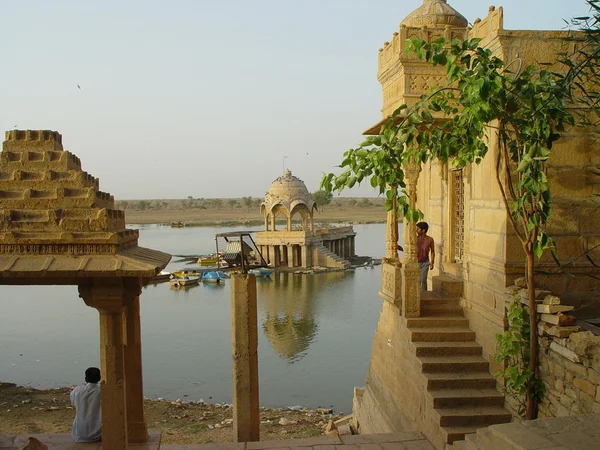 Vista diferente del fuerte en el lago ghadisar jaisalmer Vista reflejada del fuerte en el lago donde los barcos se utilizan para visitar de una parte del fuerte a otra parte — Foto de Stock