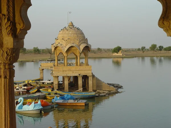 Parte de Fort sumergido en lago ghadisar con barcos que se utiliza para viajar desde ese lugar a otra parte de la fortaleza para el turista en jaisalmer — Foto de Stock