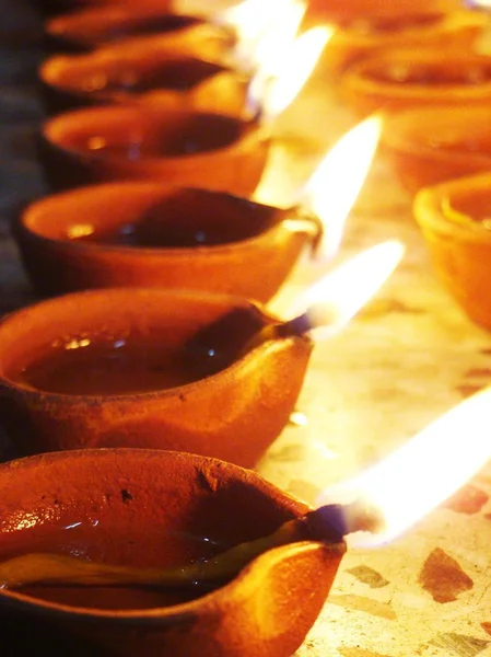 Il Diwali è un festival indiano ed è generalmente celebrato alla fine di ottobre o all'inizio di novembre. La mitologia dietro per celebrare questo festival è, buona vittoria sul male. Lord Rama e 'tornato. — Foto Stock