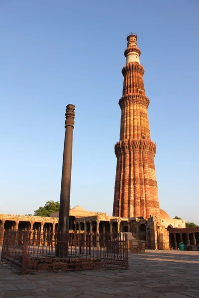 Pilier de fer avec minar de baignoire — Photo