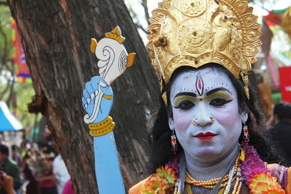 Surjajkund eerlijke, haryana - 12 februari: kunstenaar in vishnu avatar op s — Stockfoto