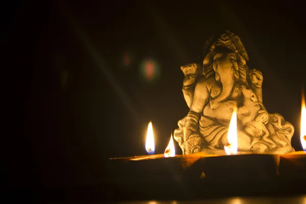 Lord ganesha alla luce della lampada — Foto Stock