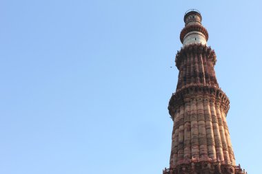 Qutub minar mimari oyma ile