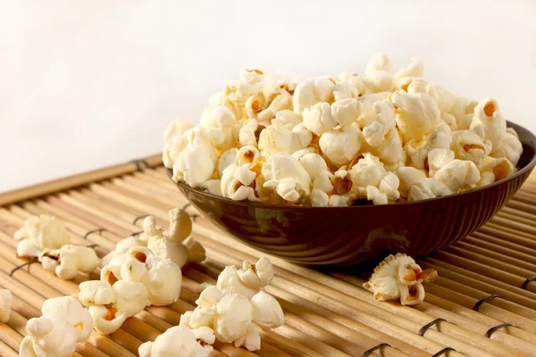 Popcorn over ingevuld kom — Stockfoto