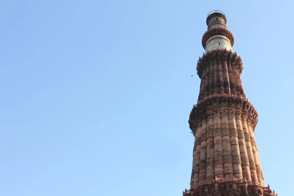 Qutub minar mit schnitzen architektur — Stockfoto