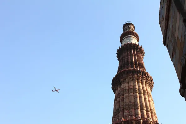 Plane coming towards qutub minar — Stock Photo, Image