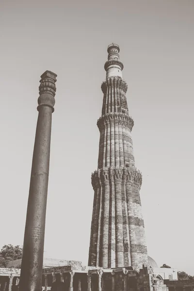 Το Qutub minar με στυλοβάτης σιδήρου, vintage επεξεργασία — Φωτογραφία Αρχείου