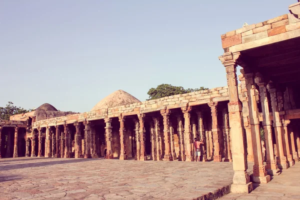 Qutub minar, retro stílusú oszlopok — Stock Fotó