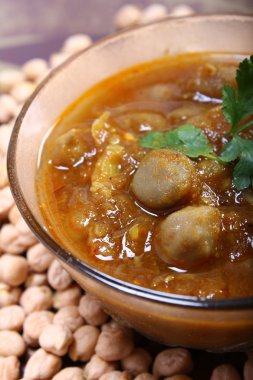 Baharatlı Hint chana masala çiğ Nohut ile olan yakın çekim