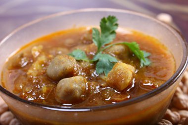 Baharatlı Hint chana masala, çevresinde kase çiğ nohut