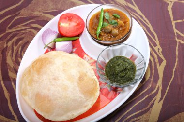 Chole bhature yeşil Hint turşusu ve kırmızı biber tepesi ile